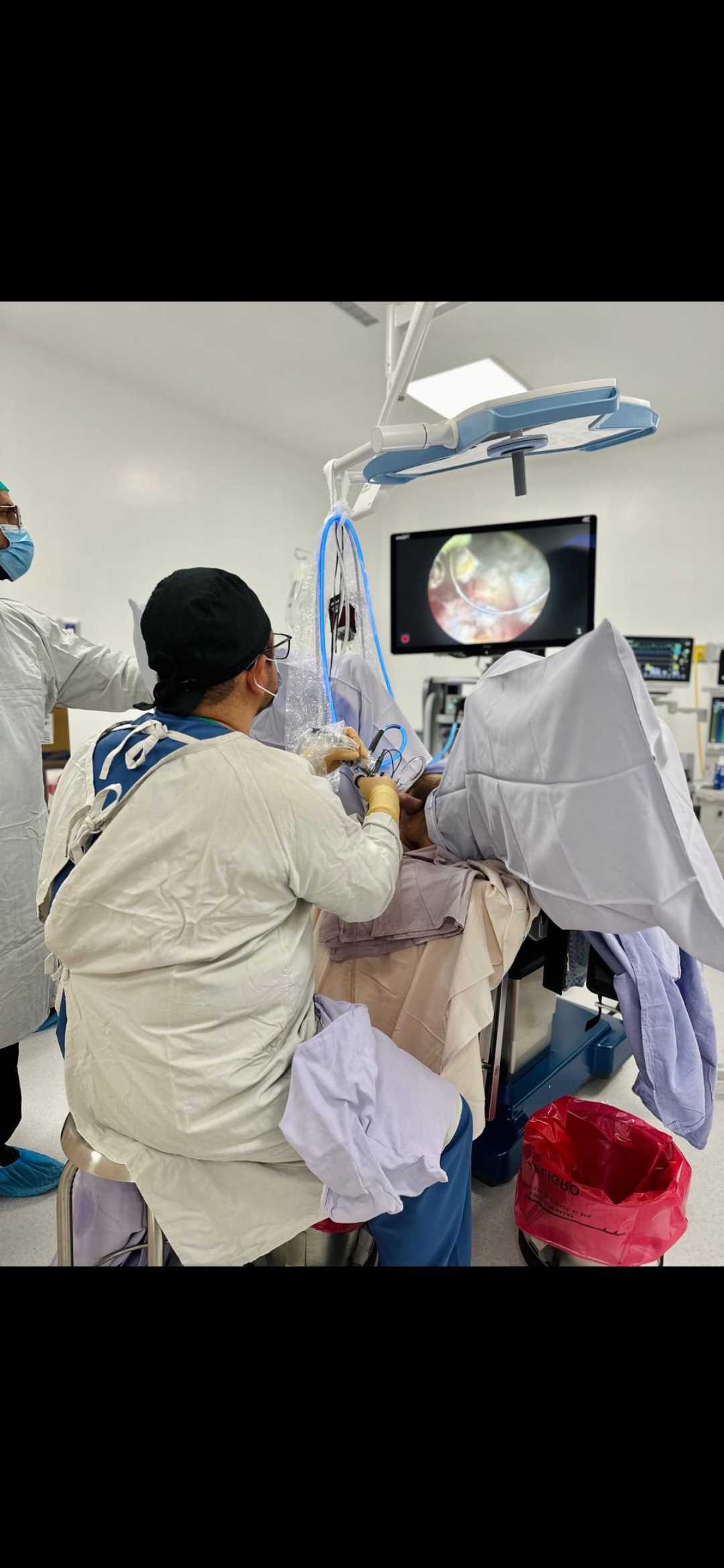 Dr. Torres en Procedimiento Quirúrgico
